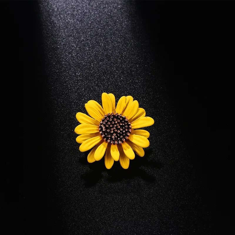 Dainty Daisy Brooch