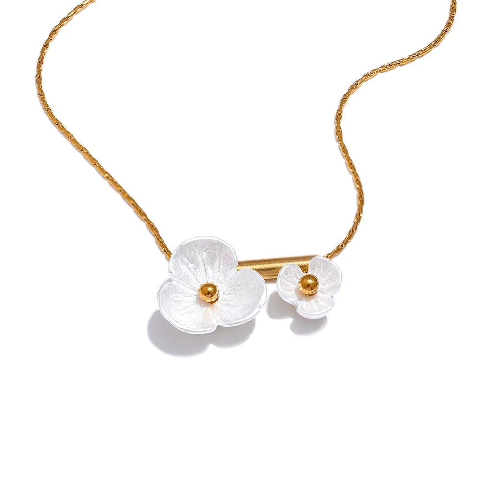 Blanc Bloom Necklace
